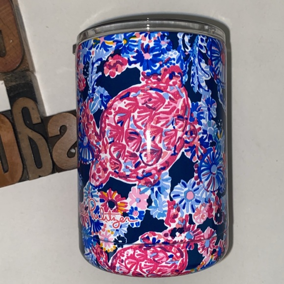 🆕LILLY PULITZER ‘Hide Tide’ Insulated Can Tumbler in Turtle Amazement Print - Picture 2 of 8